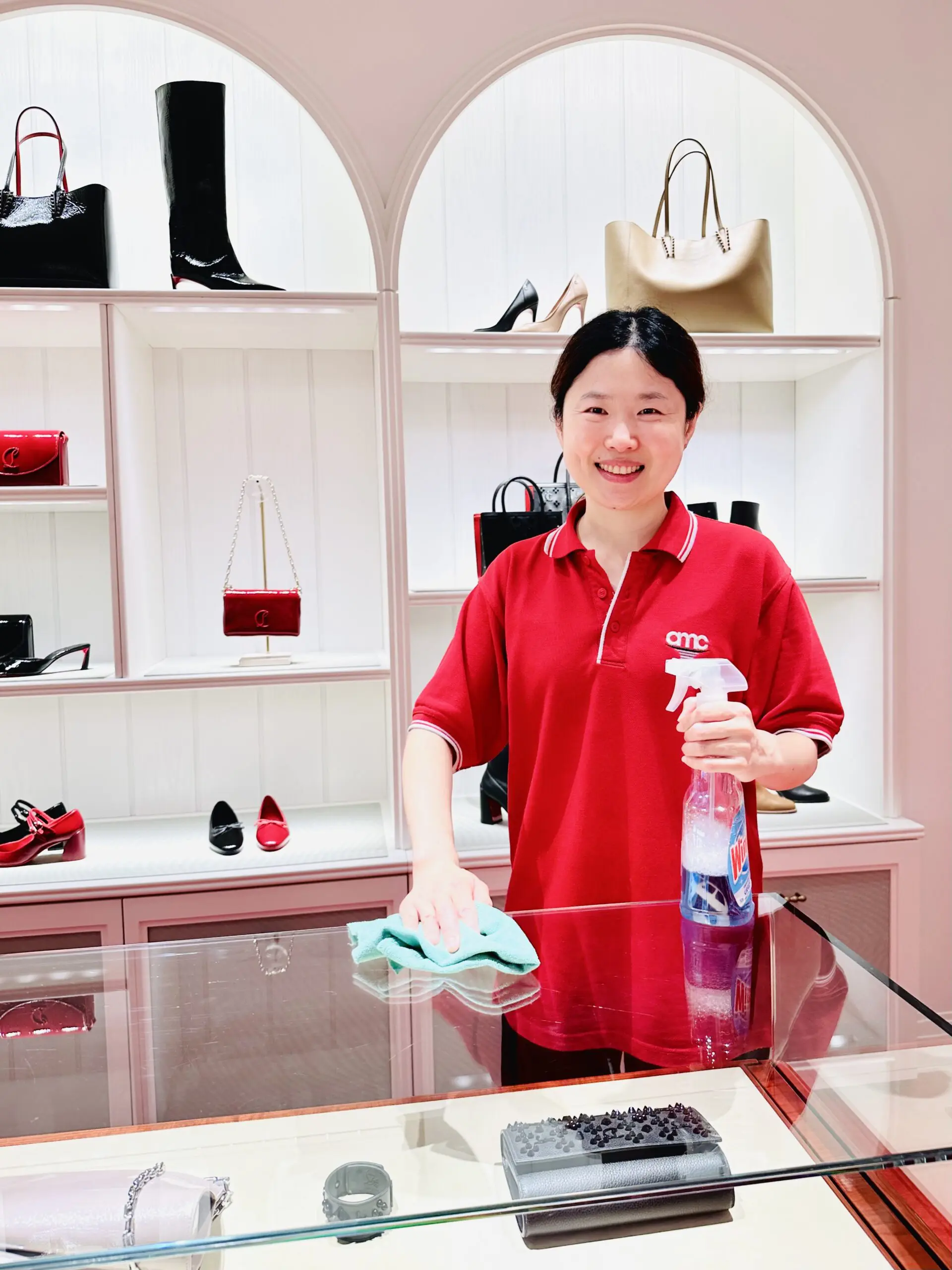 amc cleaner in a luxury reatil, cleaning glasses, mirrors, taking care of delicate materials 